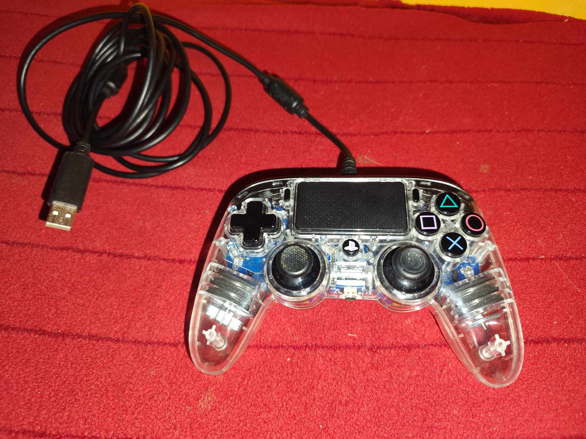 NACON Wired Illuminated Compact PS4 controller